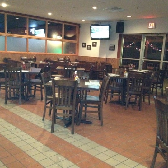 Foto diambil di Crossroads Bar and Grill oleh Amy ♥️ B. pada 1/23/2012