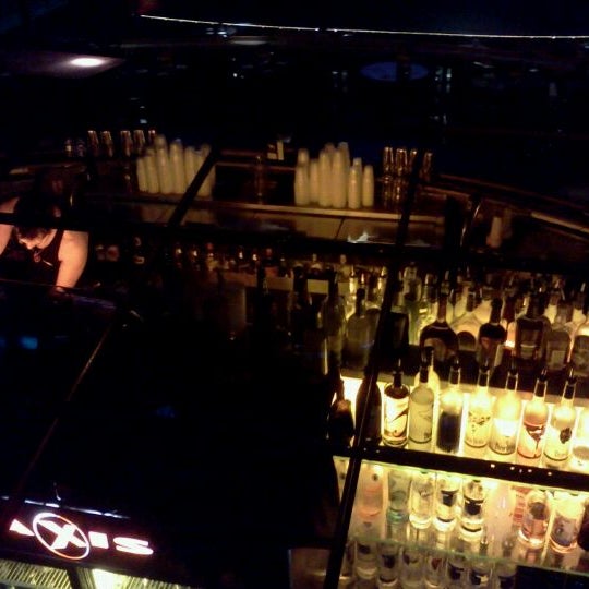 Foto tirada no(a) Axis Nightclub &amp; Lounge por Jennie K. em 2/13/2012