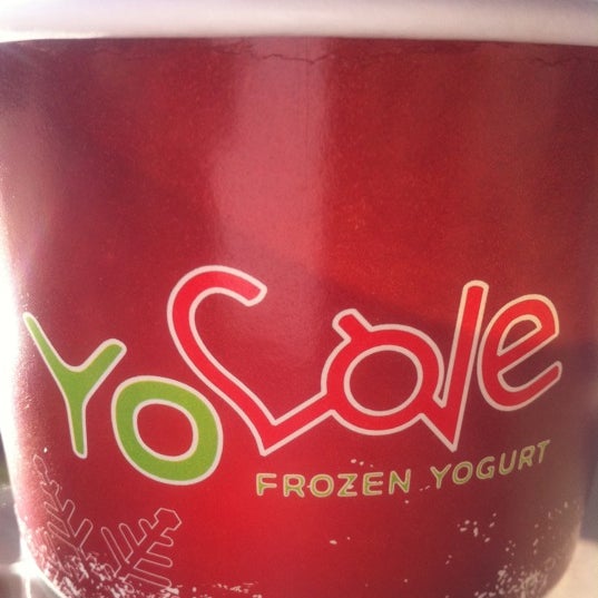 Foto diambil di Yo Love Frozen Yogurt oleh Kim D. pada 3/5/2011