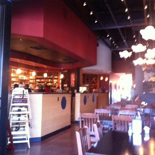 รูปภาพถ่ายที่ Cosmo Cafe &amp; Bar โดย Makenzi เมื่อ 9/13/2011