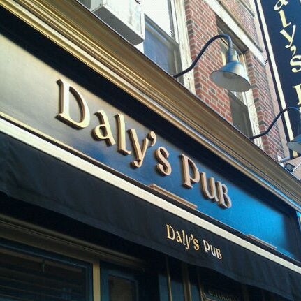Снимок сделан в Daly&#39;s Pub пользователем Kyle Willow B. 9/9/2011