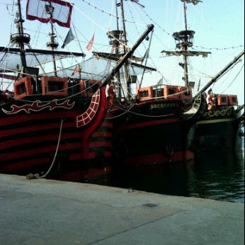 Foto scattata a Captain Hook Pirate Ship da Jorge A. il 6/29/2012