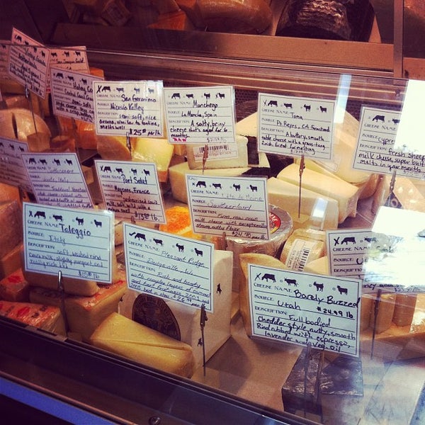 Photo prise au Sacred Wheel Cheese and Specialty Market par Janice Y. le7/5/2012