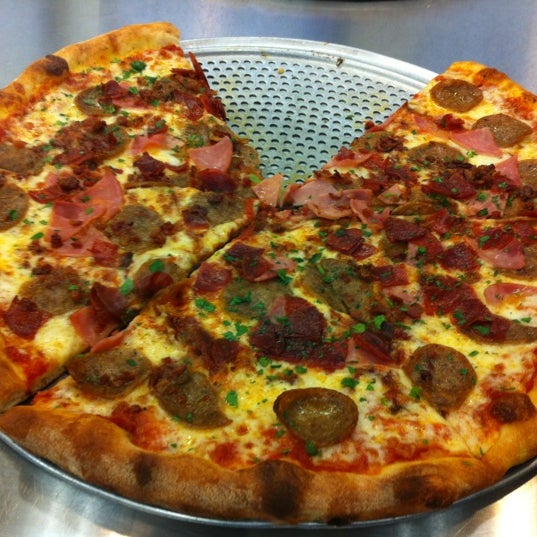 Снимок сделан в New York Pizzeria пользователем Spenser H. 6/6/2012