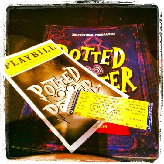Foto diambil di Potted Potter at The Little Shubert Theatre oleh Phabi pada 7/11/2012