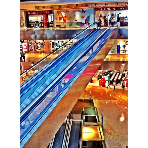 Photo taken at Zielo Shopping Pozuelo by Roberto D. on 6/3/2012