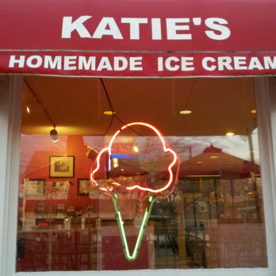 รูปภาพถ่ายที่ Katie&#39;s Homemade Ice Cream โดย Chad เมื่อ 4/20/2012