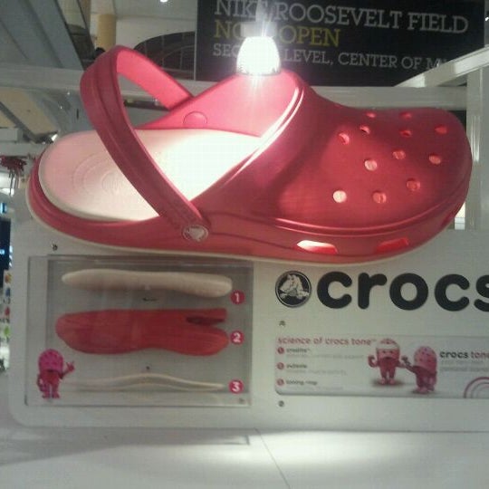 crocs roosevelt field mall