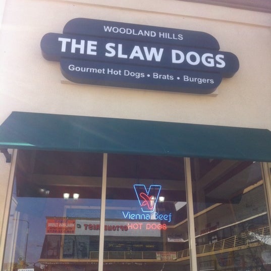 Foto tirada no(a) The Slaw Dogs at the Village por Diana W. em 11/19/2011