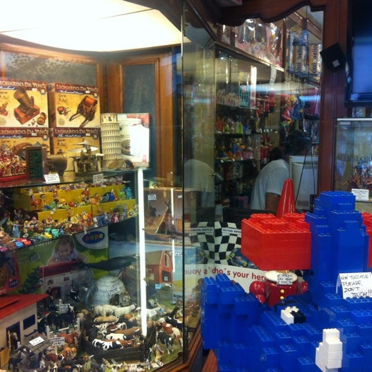 7/22/2012 tarihinde Александрziyaretçi tarafından Pinocchio Toys Roma'de çekilen fotoğraf