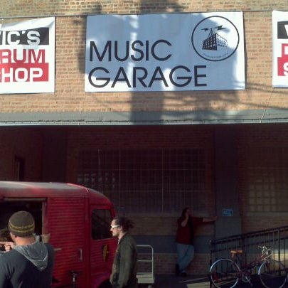 รูปภาพถ่ายที่ Music Garage โดย The Local Tourist เมื่อ 10/29/2011