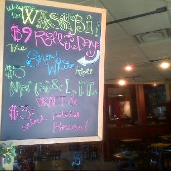 Foto scattata a Wasabi: Sushi Bar &amp; Asian Bistro da Jesus D. il 4/25/2012