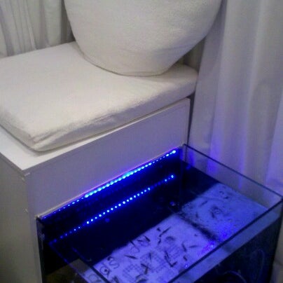 8/3/2012にTamara G.がThe White Room Nail &amp; Dry Barで撮った写真