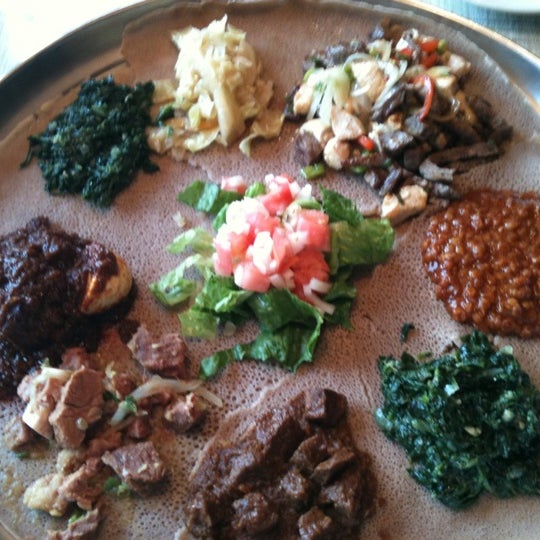 Foto tomada en Ethiopian Diamond Restaurant &amp; Bar  por Laura H. el 8/17/2011