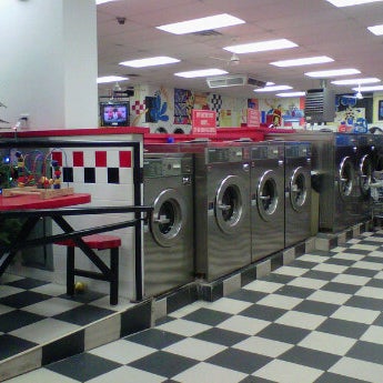 Снимок сделан в Spin Central Laundromat пользователем LV S. 1/2/2012
