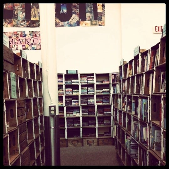 8/25/2011にElizabethがEdward McKay Used Books &amp; Moreで撮った写真