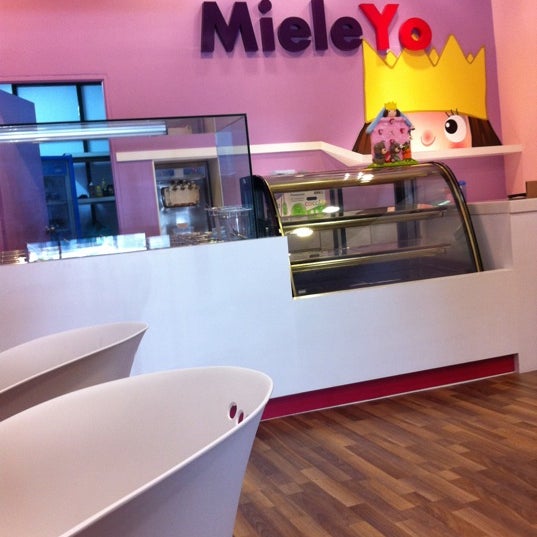 รูปภาพถ่ายที่ Mieleyo Premium Frozen Yogurt โดย Ziwei G. เมื่อ 8/5/2011