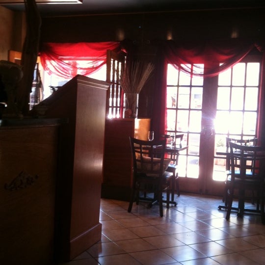 Das Foto wurde bei Costanera Restaurant von Emily H. am 4/5/2012 aufgenommen