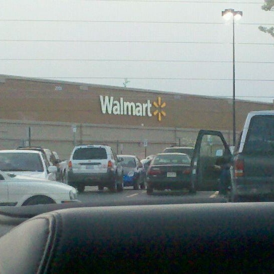 次での写真：Walmart Supercenter 大型店