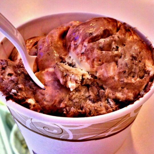 รูปภาพถ่ายที่ Katie&#39;s Homemade Ice Cream โดย Andrew B. เมื่อ 5/2/2012