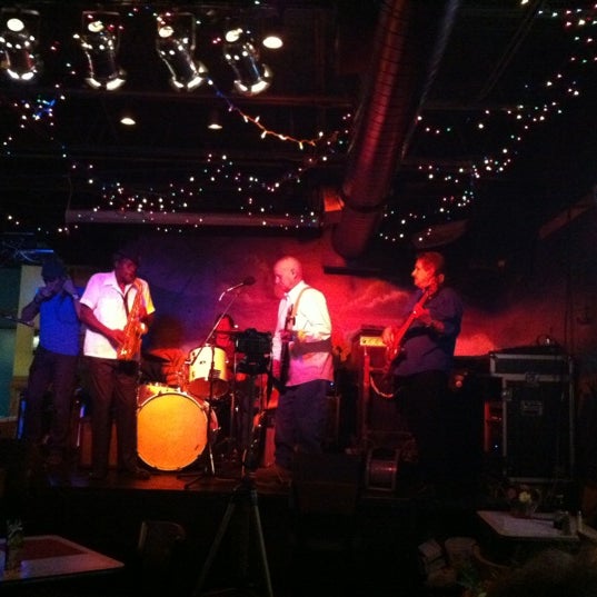 Foto diambil di Fishtales On 33rd Bar &amp; Grill oleh Carlos M. pada 3/28/2012
