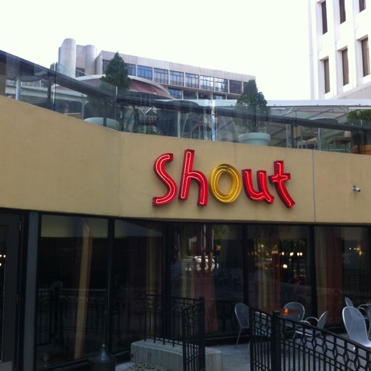 Foto tomada en Shout! Restaurant &amp; Lounge  por Logan H. el 4/7/2012