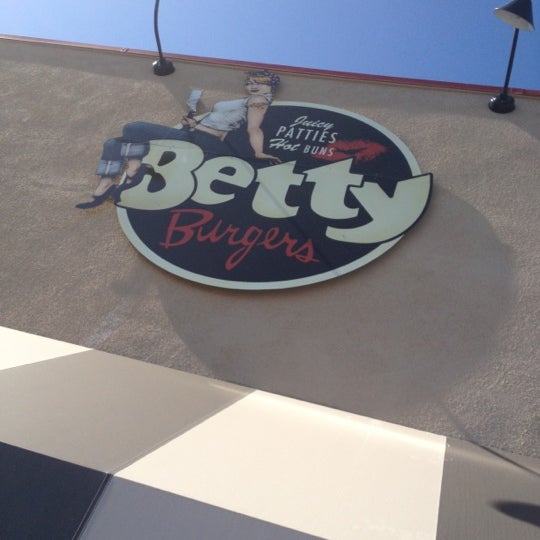 Foto tirada no(a) Betty Burgers por Shawn H. em 6/1/2012