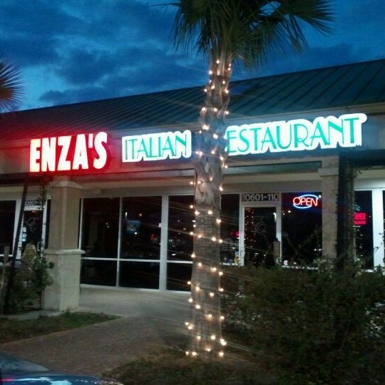Снимок сделан в Enza&#39;s Italian Restaurant пользователем Aimee A. 2/29/2012