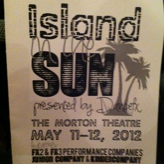 รูปภาพถ่ายที่ Morton Theatre โดย Candace B. เมื่อ 5/12/2012