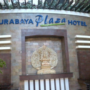 รูปภาพถ่ายที่ Surabaya Suites Hotel โดย Ferri T. เมื่อ 7/4/2012
