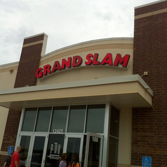 Photo taken at Grand Slam Sports &amp; Entertainment by G. Todd on 8/12/2012