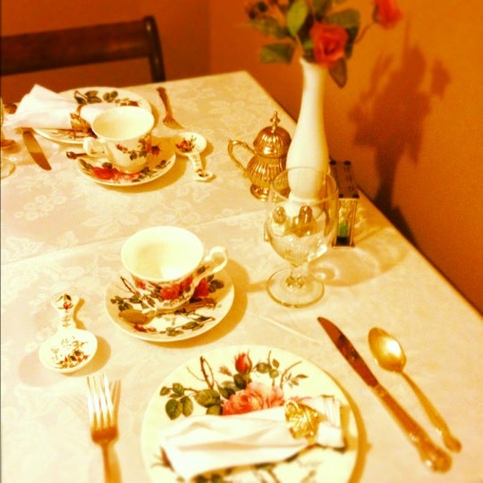 รูปภาพถ่ายที่ White Linen Tea House And Gifts โดย Courtney A. เมื่อ 4/15/2012