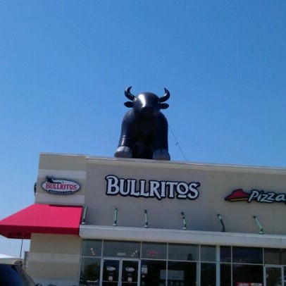 Foto tirada no(a) Bullritos- Spring por Sheila L. em 4/1/2012