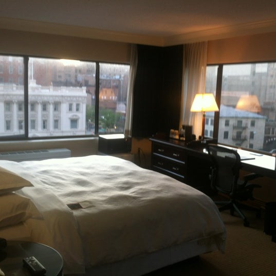 Foto diambil di Baltimore Harbor Hotel oleh Jason B. pada 9/12/2012