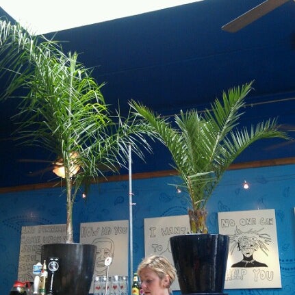 รูปภาพถ่ายที่ Blue Jay Cafe โดย ᴡ H. เมื่อ 7/28/2012