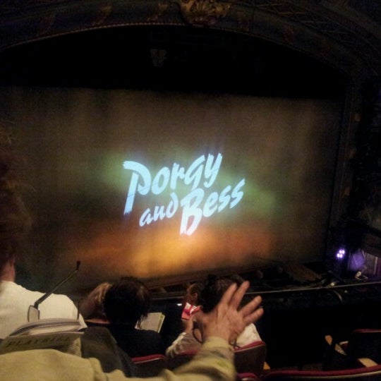 รูปภาพถ่ายที่ Porgy &amp; Bess on Broadway โดย Ike R. เมื่อ 9/9/2012