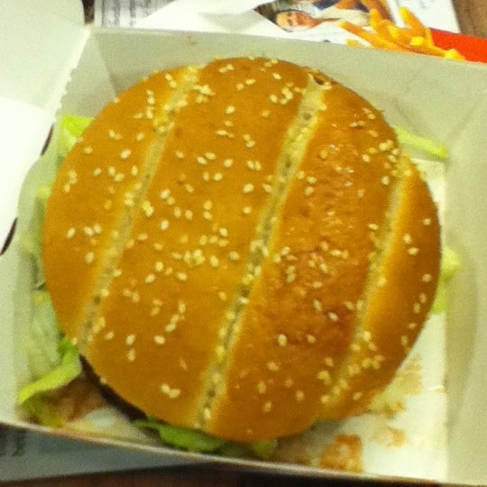 รูปภาพถ่ายที่ McDonald&#39;s โดย Harold R. เมื่อ 2/15/2012