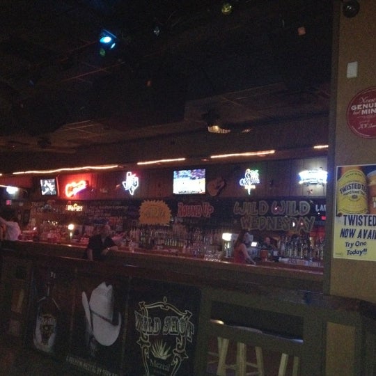 Foto tomada en Round Up Country Western Night Club &amp; Restaurant  por Rosemary O. el 2/9/2012