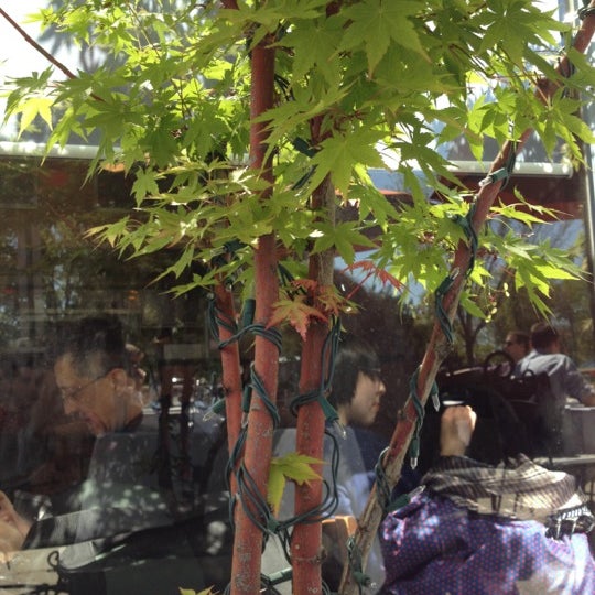 4/7/2012 tarihinde Liza T.ziyaretçi tarafından New Heights Restaurant'de çekilen fotoğraf