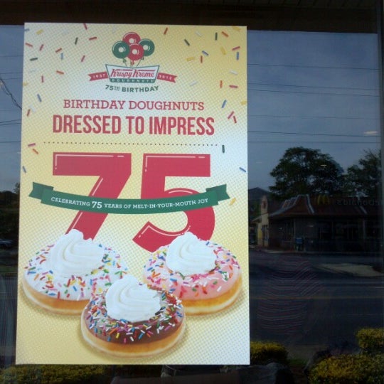 7/13/2012 tarihinde Tony M.ziyaretçi tarafından Krispy Kreme Doughnuts'de çekilen fotoğraf