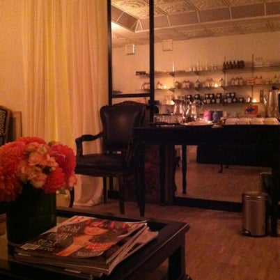 Foto diambil di Penelope &amp; The Beauty Bar oleh Marcy S. pada 8/17/2012