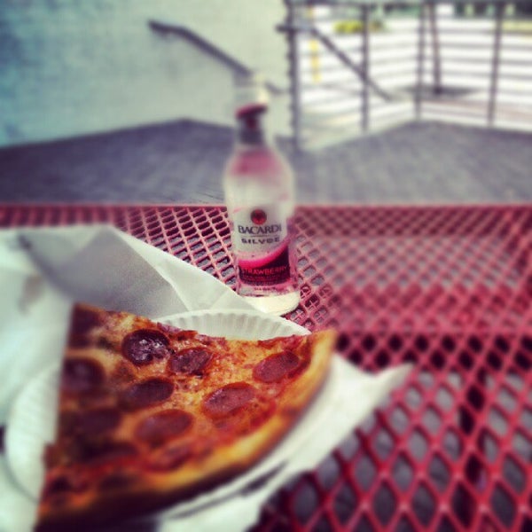 Снимок сделан в Pucci&#39;s Pizza пользователем @antjphotog 6/9/2012
