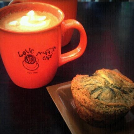 3/19/2012 tarihinde Alexis W.ziyaretçi tarafından Love Muffin Cafe'de çekilen fotoğraf