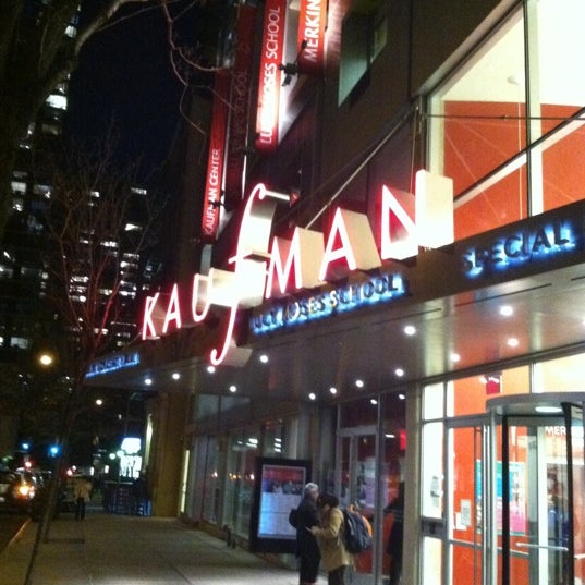 Foto tirada no(a) Merkin Concert Hall por Doug C. em 2/13/2012