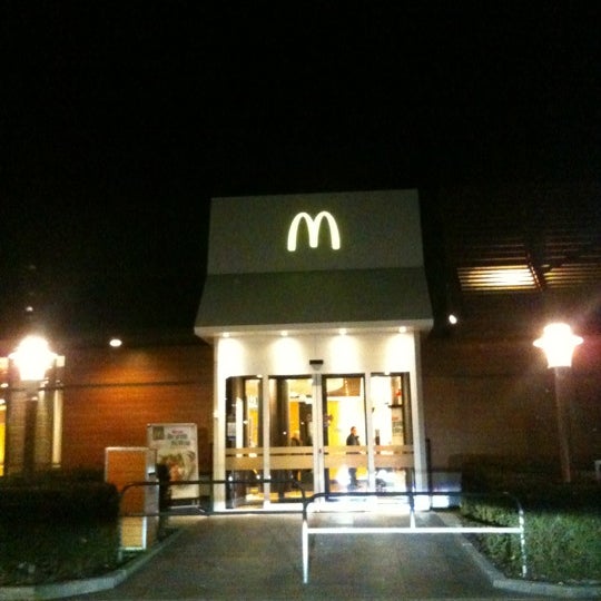 3/12/2012 tarihinde Erwin L.ziyaretçi tarafından McDonald&#39;s'de çekilen fotoğraf