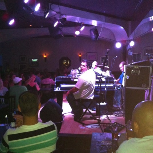 Foto tirada no(a) Ernie Biggs Piano Bar por Ashley V. em 6/10/2012