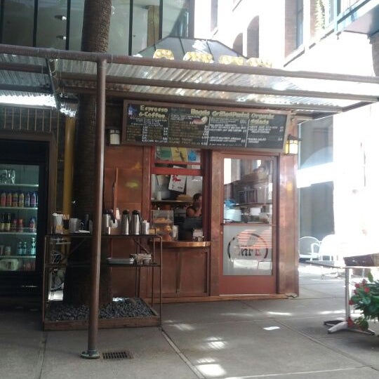 5/7/2012 tarihinde Shaina E.ziyaretçi tarafından Jackson Place Cafe'de çekilen fotoğraf