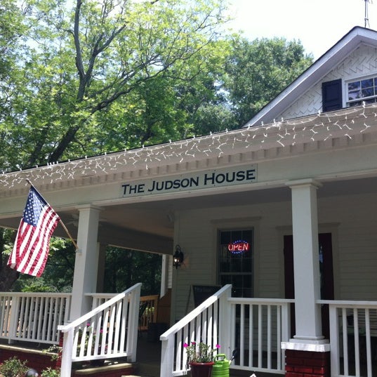 Das Foto wurde bei The Judson House - Coffee Shop &amp; Southern Gifts von Lindsey B. am 7/19/2012 aufgenommen