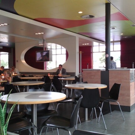 รูปภาพถ่ายที่ McDonald&#39;s โดย Fabian เมื่อ 7/5/2012