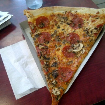 Снимок сделан в Big Slice Pizza пользователем Chris G. 6/18/2012